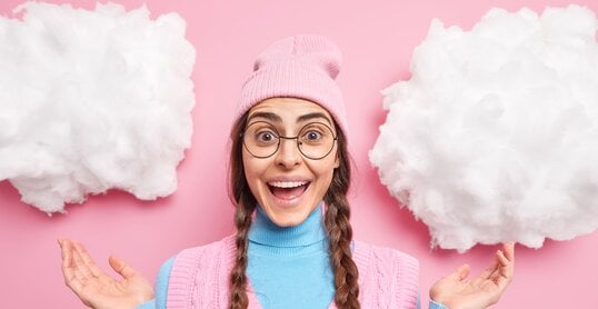 Junge Dame mit Brillen umgeben von Wolken