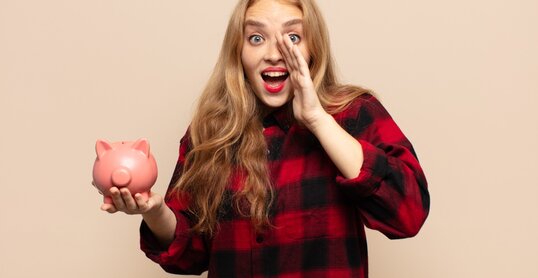 blonde frau mit sparschwein