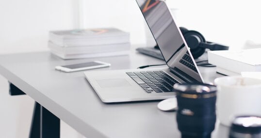 Laptop auf Schreibtisch für Webinare