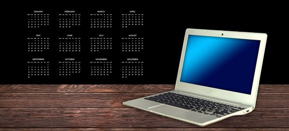 Kalender mit Laptop