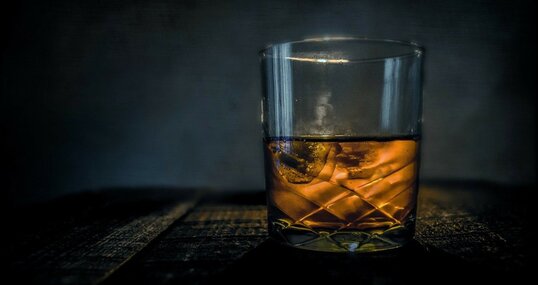 Whisky Glas mit Eiswürfel