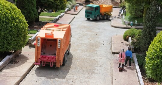 Spielzeug-Landschaft mit Müllabfuhr