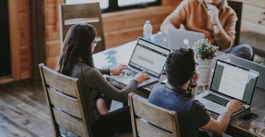 Coworking am Tisch mit Personen