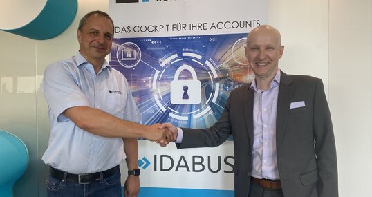 IDABUS CEO Rüdiger Berndt und IPG CEO Claudio Fuchs besiegeln die neue Partnerschaft