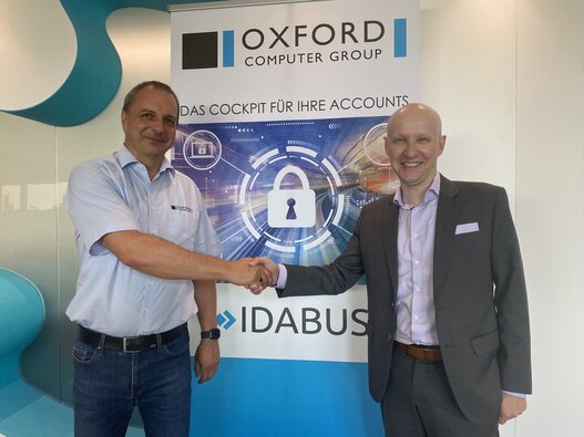 IDABUS CEO Rüdiger Berndt und IPG CEO Claudio Fuchs besiegeln die neue Partnerschaft