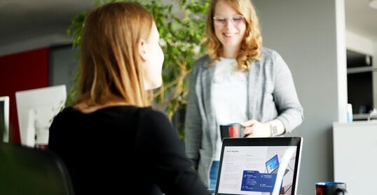 Mitarbeiterinnen der novaCapta im Büro in Hannover