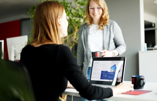 Mitarbeiterinnen der novaCapta im Büro in Hannover