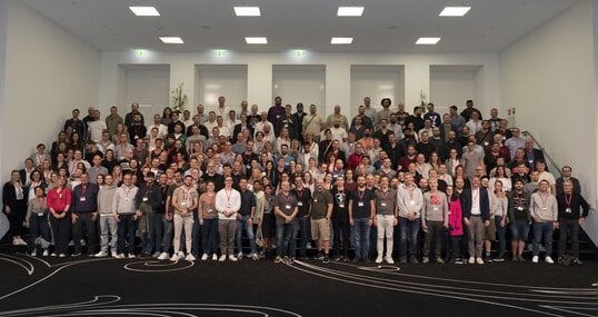 Über 200 novaCapta Mitarbeitende versammeln sich zum  Gruppenfoto im Phantasialand