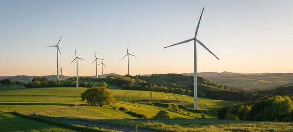 windkraftanlagen auf dem feld, erneuerbare energien, nachhaltigkeit, emissionen reduzieren, technologien