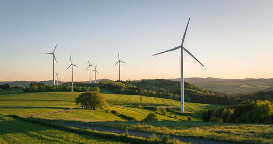 windkraftanlagen auf dem feld, erneuerbare energien, nachhaltigkeit, emissionen reduzieren, technologien