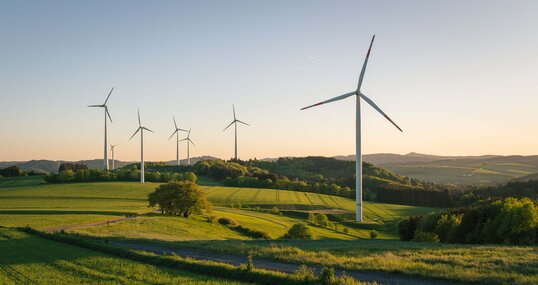 windkraftanlagen auf dem feld, erneuerbare energien, nachhaltigkeit, emissionen reduzieren, technologien