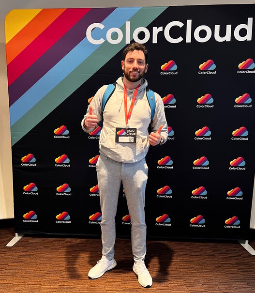 Enea Licaj freut sich über seine Teilnahme am ColorCloud Event