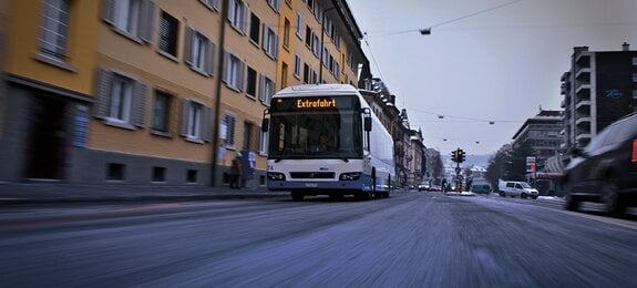 Bus fährt durch die Luzerner Innenstadt