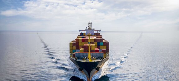 Beladenes Containerschiff auf dem Meer