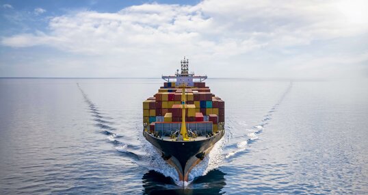 Beladenes Containerschiff auf dem Meer