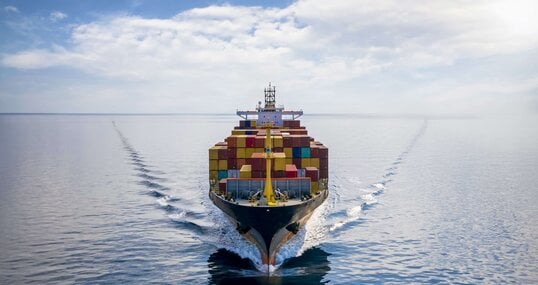 Beladenes Containerschiff auf dem Meer