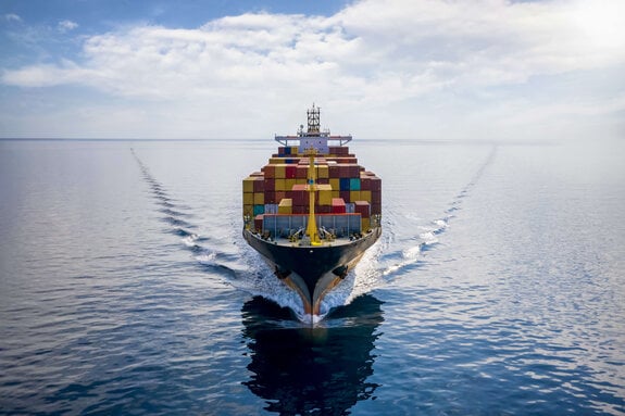 Beladenes Containerschiff auf dem Meer