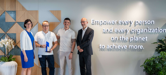 Mitarbeitende der novaCapta bei der Preisverleihung zum Schweizer Microsoft Partner of the Year mit Award 2022