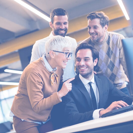 Glückliche Menschen im Büro