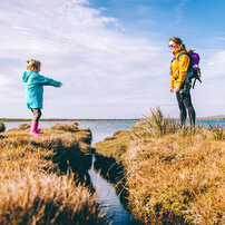 Frau und Kind in der Natur